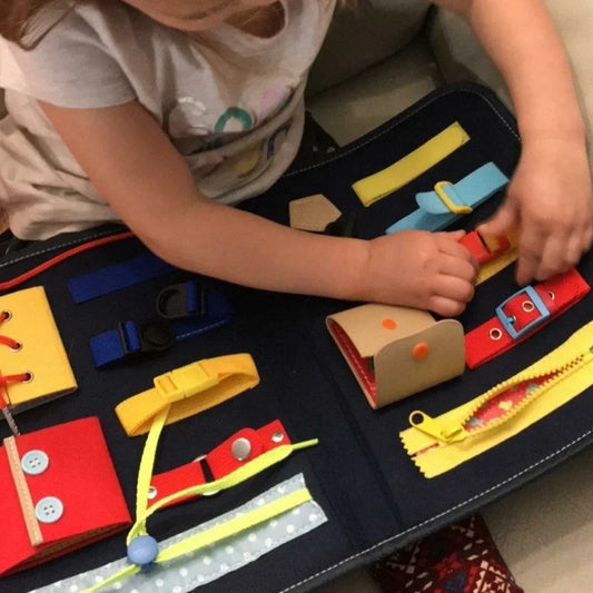 Brinquedo Montessori 3 em 1 – Painel Sensorial Educativo com Letras, Atividades e Coordenação Motora Fina